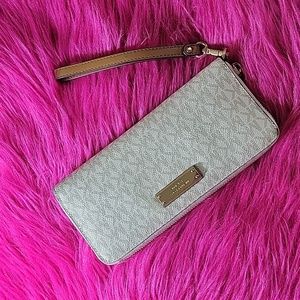 Vanilla Michael Kors Monogram Continental Wallet